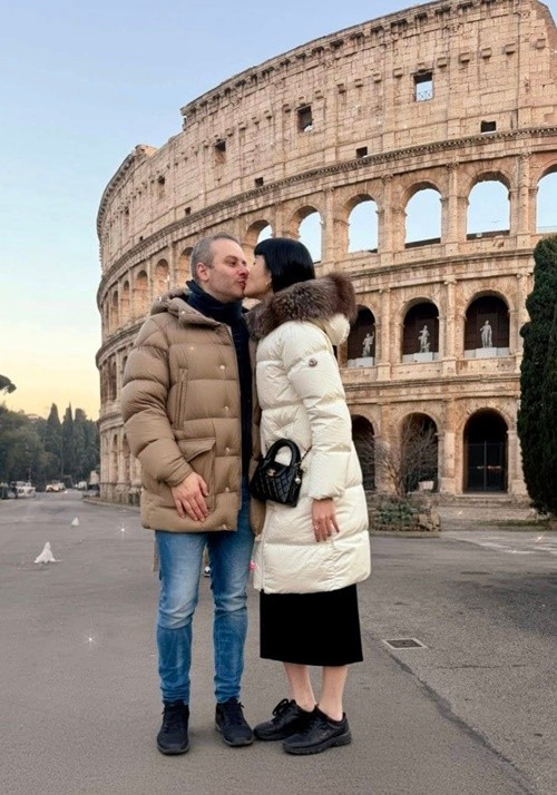 Theo Tiền Phong, gia đình siêu mẫu Kha Mỹ Vân chưa xác định được cụ thể ngày về Dubai, Các Tiểu vương quốc Ả Rập Thống nhất (UAE) do tình hình chiến sự ở UAE. Ảnh: Tiền Phong.