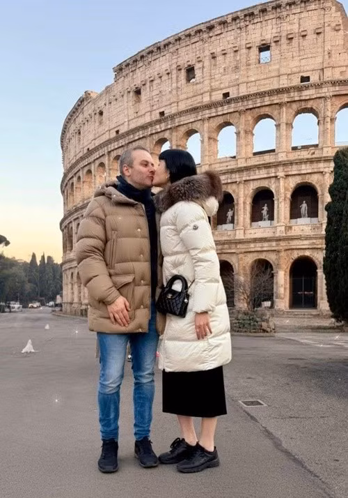 Theo Tiền Phong, gia đình siêu mẫu Kha Mỹ Vân chưa xác định được cụ thể ngày về Dubai, Các Tiểu vương quốc Ả Rập Thống nhất (UAE) do tình hình chiến sự ở UAE. Ảnh: Tiền Phong.