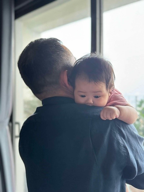 Bé Bao Bao quấn quýt nhạc sĩ Quốc Trung. Ảnh: FB Quốc Trung.