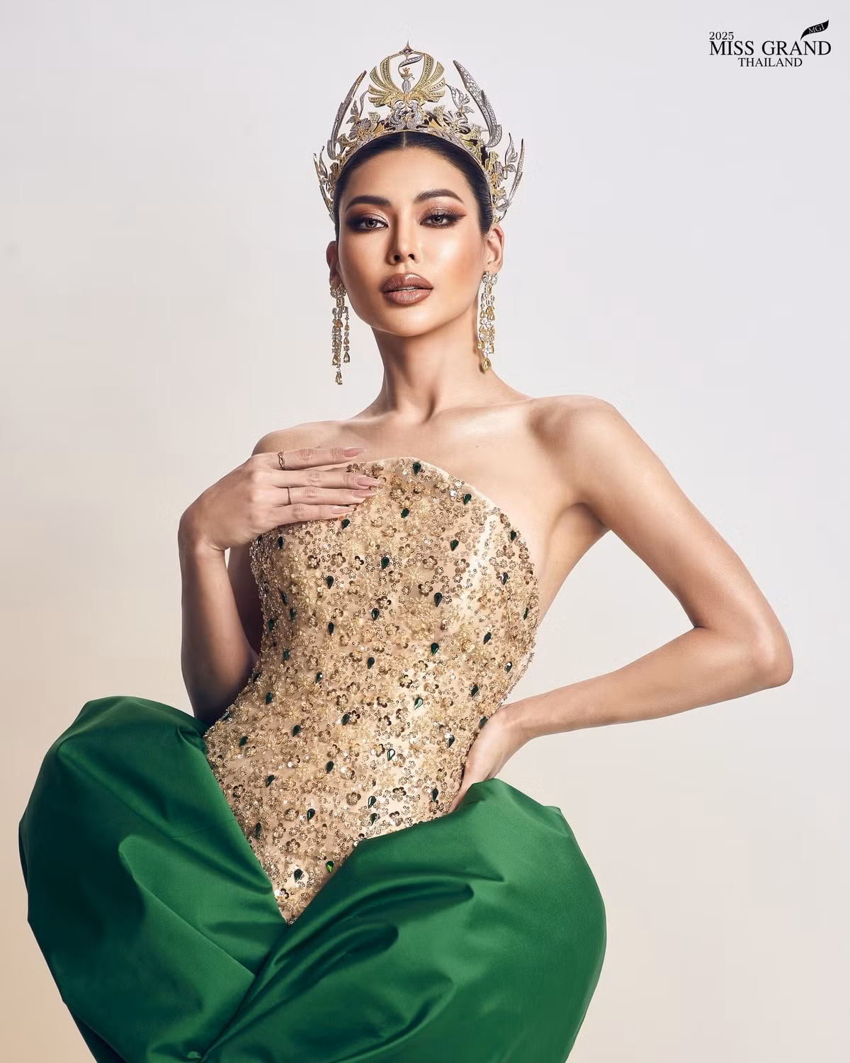 Gotchabell Sarunrat Puagpipat - đại diện Thái Lan ở Hoa hậu Hoà bình Quốc tế 2025 có bằng Thạc sĩ Nghệ thuật và Truyền thông của Đại học Sripatumipatum. Ảnh: Miss Grand Thailand.