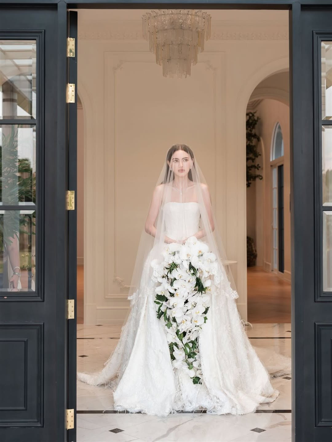 Nữ diễn viên khoác lên mình chiếc váy cưới lộng lẫy đến từ thương hiệu nổi tiếng thế giới Gucci. Ảnh: Instagram Mai Davika.