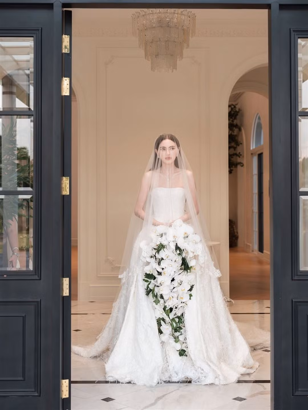 Nữ diễn viên khoác lên mình chiếc váy cưới lộng lẫy đến từ thương hiệu nổi tiếng thế giới Gucci. Ảnh: Instagram Mai Davika.