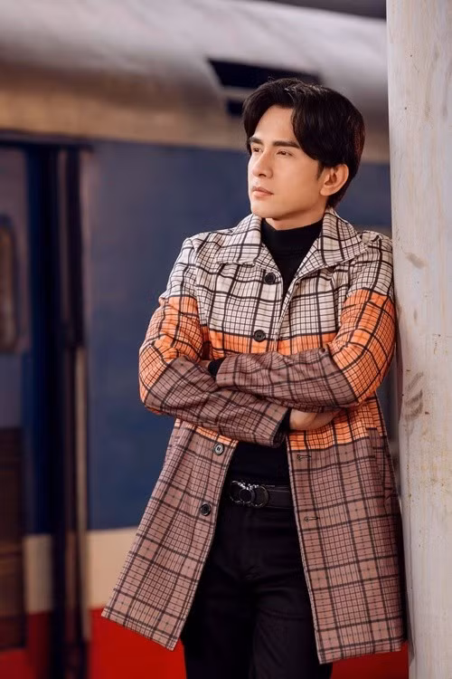 Mới đây, việc ca sĩ Đan Trường kêu gọi quyên góp vào tài khoản cá nhân gây ra ý kiến trái chiều. Đan Trường phân trần rằng anh không có tài khoản từ thiện riêng vì đang ở nước ngoài trong khi phải nhanh chóng kêu gọi các fan ruột đóng góp. Ảnh: FB Đan Trường.