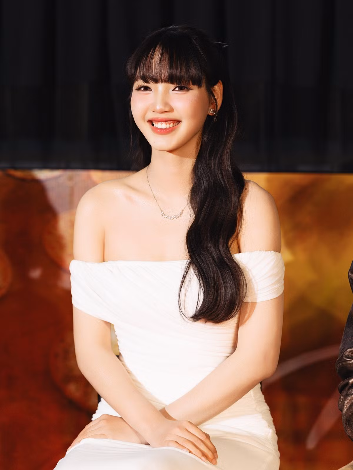 Vẻ đẹp trong trẻo, thanh thoát kết hợp nét quyến rũ tinh tế giúp Đoàn Minh Anh trở thành tâm điểm chú ý khi xuất hiện tại sự kiện.