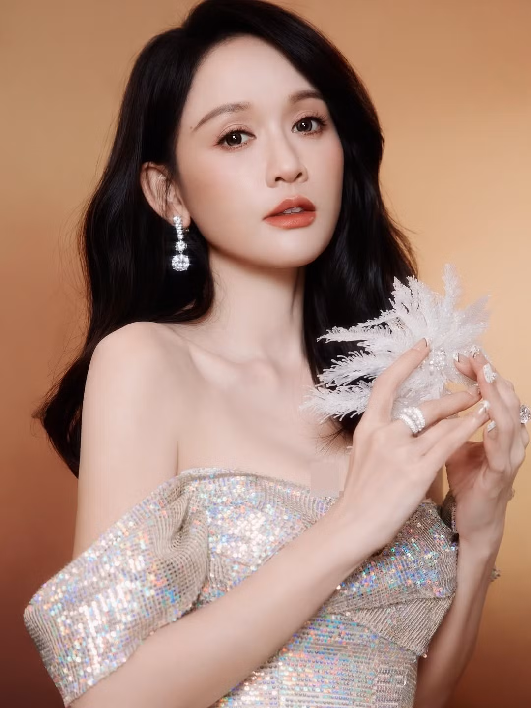 Trên thảm đỏ hay tại các sự kiện giải trí, Trần Kiều Ân thường ưu ái váy liền dáng dài, thiết kế tối giản, tôn vóc dáng mảnh mai. Ở đời thường, phong cách của Trần Kiều Ân hướng đến sự thoải mái và trẻ trung. Cô yêu thích quần jeans, áo phông, sơ mi rộng, cardigan hoặc váy suông đơn giản.