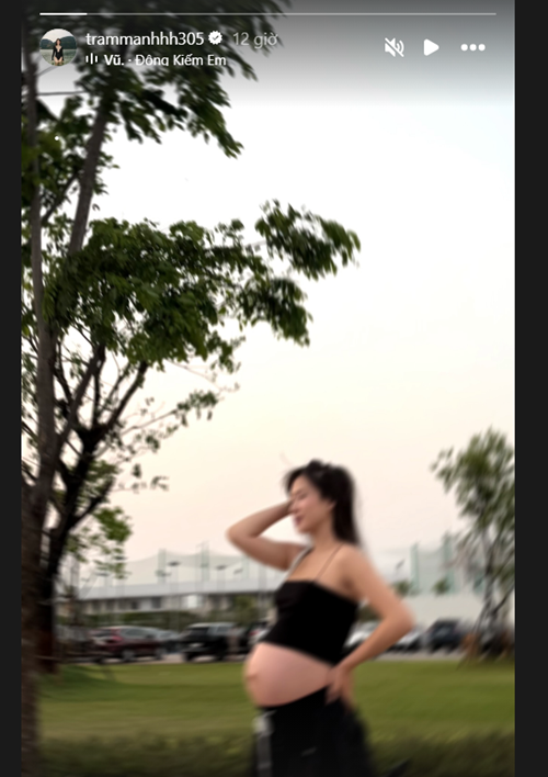 Ngay trong đêm 22/2, nhiều cư dân mạng phát hiện loạt ảnh chụp chung của hai vợ chồng trên trang cá nhân của Trâm Anh không còn hiển thị. Cùng thời điểm, cô vướng nghi vấn hủy theo dõi (unfollow) tài khoản Instagram của chồng. Ảnh: Instagram Trâm Anh.