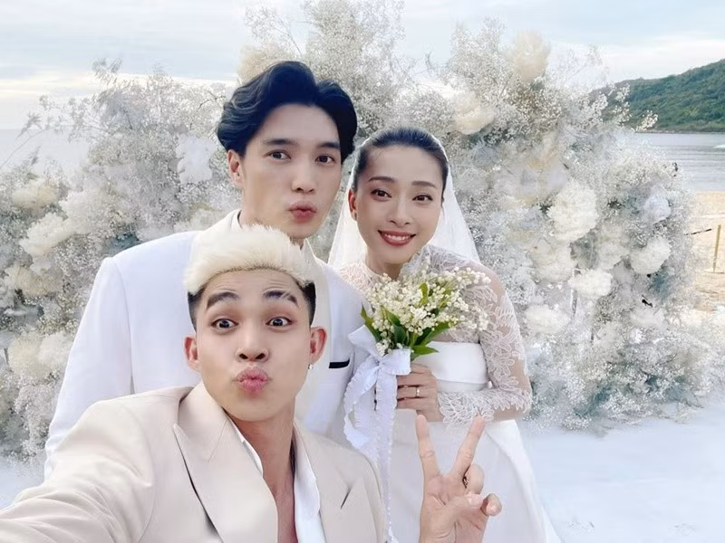 Năm 2022, Ngô Thanh Vân lên xe hoa với Huy Trần. Jun Phạm cho biết: "Lúc mà Jun Phạm giật bông cưới cho chị Ngô Thanh Vân thì chị ấy chưa có bồ, giật xong thì chị ấy có bồ. Bây giờ đến Jun Phạm giật bông cưới, Jun Phạm không cho ai cả thì mong muốn mình có bồ, có bồ trước đi rồi tính". Ảnh: FB Jun Phạm.