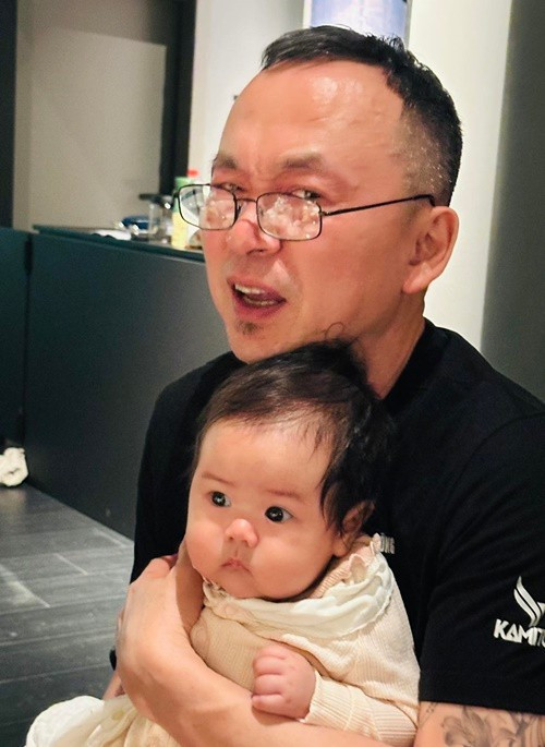 Nhạc sĩ Quốc Trung chia sẻ, anh quên hết bực dọc mỗi khi chơi đùa cùng cháu gái. Ảnh: FB Quốc Trung.