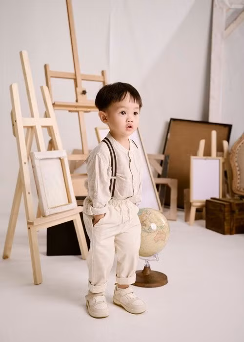 Bé Sutin sở hữu gương mặt kháu khỉnh, giống bố như tạc. Ảnh: FB Đàm Thu Trang.