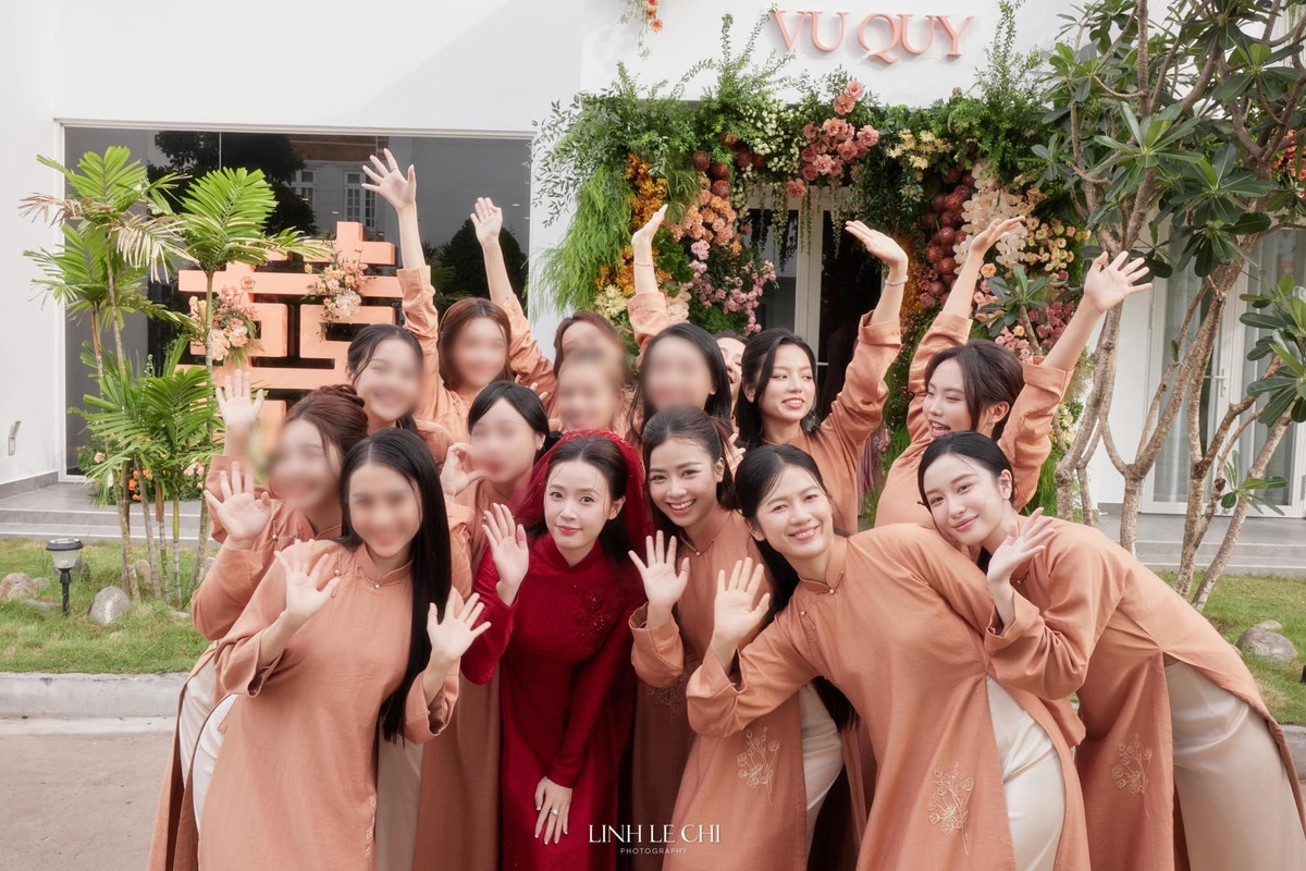 Khi Midu làm đám cưới vào năm 2024, Oanh Kiều là một trong những nàng phù dâu.