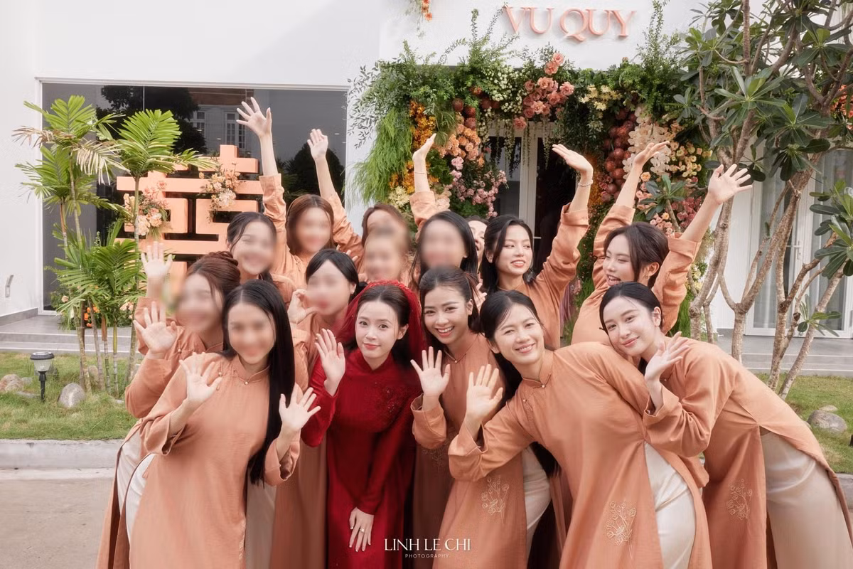 Khi Midu làm đám cưới vào năm 2024, Oanh Kiều là một trong những nàng phù dâu.