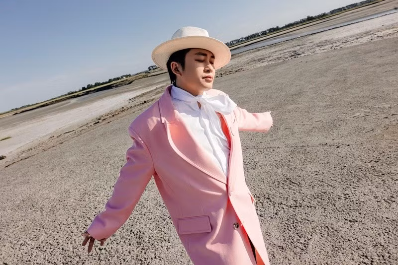 Ngoài một vài nhà thiết kế thời trang trong nước, Tùng Dương mặc những đồ thiết kế của các thương hiệu thế giới. Ảnh: FB Tùng Dương.