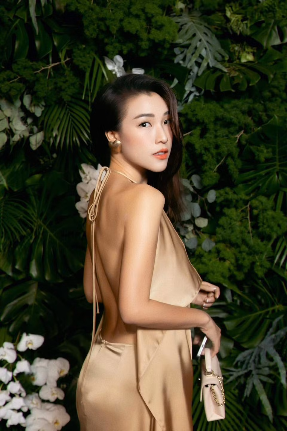 Hoàng Oanh từng đoạt giải Á hậu 1 cuộc thi Hoa hậu Phụ nữ Việt Nam qua ảnh năm 2012. Hiện tại, cô sở hữu vẻ đẹp mặn mà, quyến rũ.