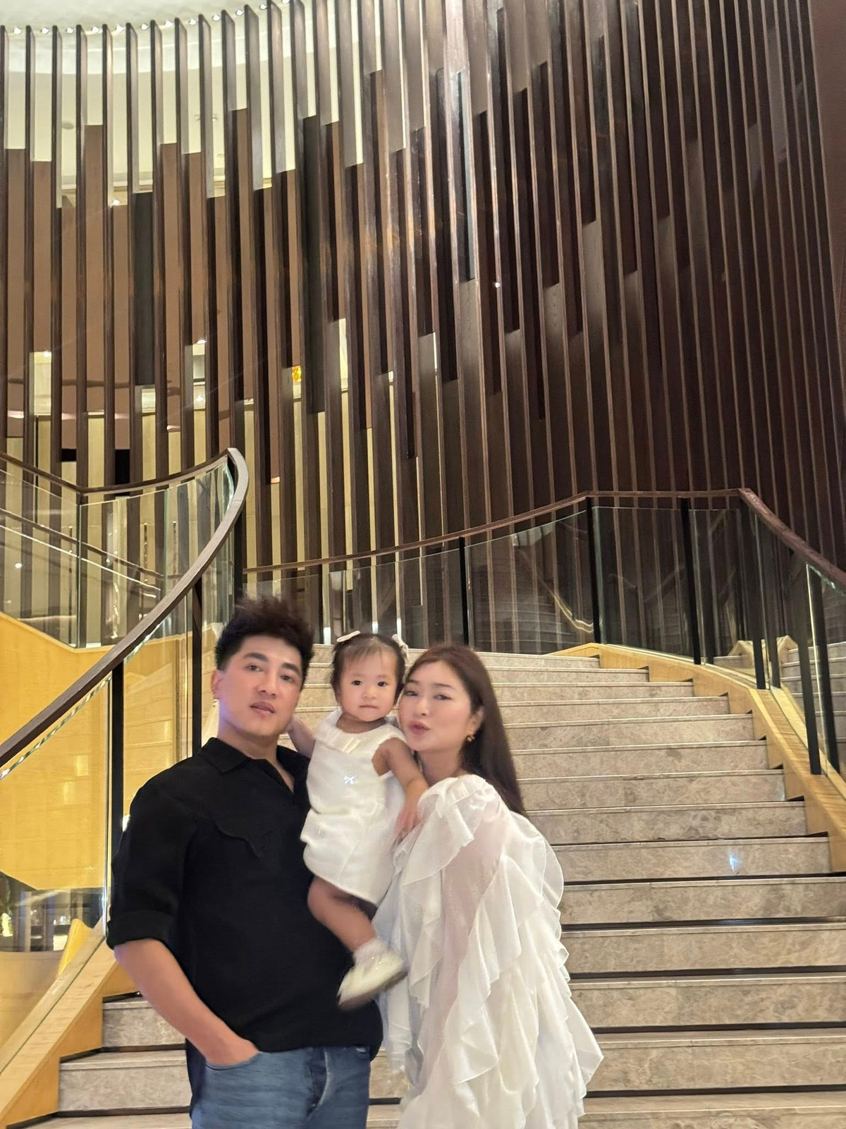 "Mỗi khi vợ làm việc gì đó, tôi luôn hỏi sao vợ phải làm vất vả như vậy làm chi nhưng mà bây giờ, chúng ta phải sống vì nhau mới quan trọng. Và quan trọng là vợ vui", Châu Khải Phong chia sẻ.