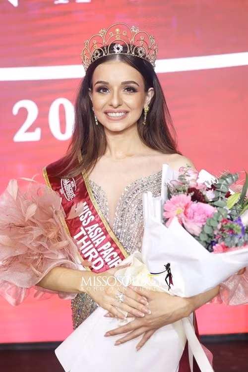 Á hậu 3 Miss Asia Pacific International 2025 thuộc về đại diện Bỉ- Jana Janssens. Ảnh: Missosology.