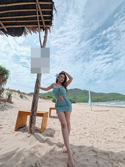 Nữ ca sĩ sinh năm 1991 khoe hình thể săn chắc, gợi cảm với váy áo quyến rũ. Ảnh: FB MiA.