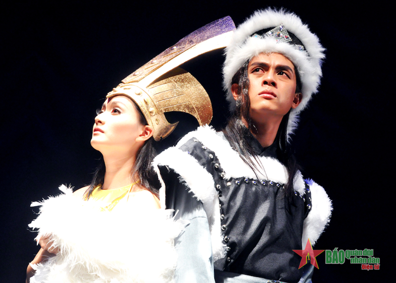 Theo Quân Đội Nhân Dân, Lan Phương đoạt huy chương Vàng Hội diễn Sân khấu kịch chuyên nghiệp toàn quốc năm 2009 và năm 2012. Ảnh: Quân Đội Nhân Dân.