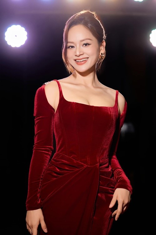 Lan Phương vừa giành được quyền nuôi hai con gái khi ly hôn với David Duffy. Theo Tiền Phong, tại tòa, nữ diễn viên tiết lộ khối tài sản, thu nhập của mình. Ảnh: FB Lan Phương.