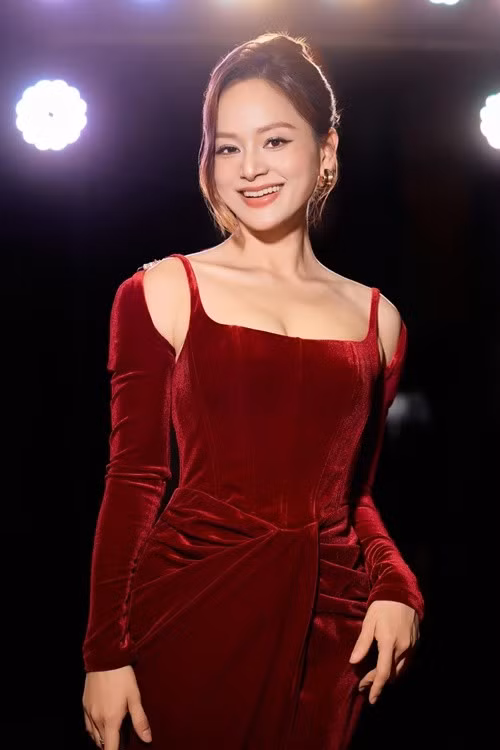 Lan Phương vừa giành được quyền nuôi hai con gái khi ly hôn với David Duffy. Theo Tiền Phong, tại tòa, nữ diễn viên tiết lộ khối tài sản, thu nhập của mình. Ảnh: FB Lan Phương.