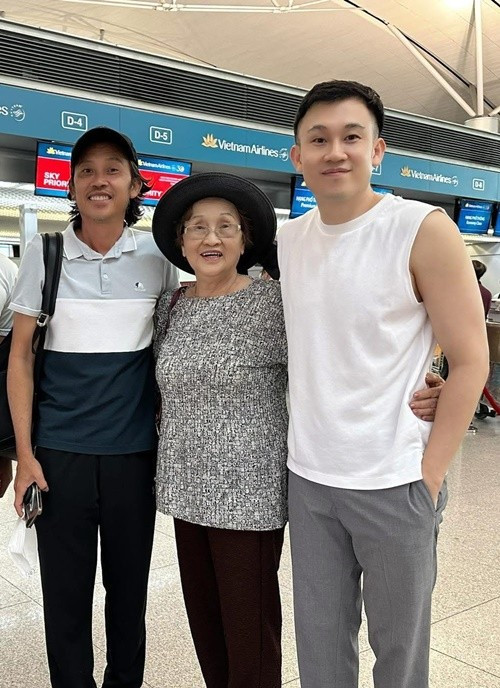 Dương Triệu Vũ (ngoài cùng bên phải) vừa bức xúc phủ nhận tin đồn nghệ sĩ Hoài Linh bị bệnh nặng. “Anh Hoài Linh vẫn khỏe re, ăn ngon, ngủ kỹ, cười giòn tan mỗi ngày. Có đen đúa xíu là do anh đang quay phim ngoài trời, nắng gió mưa sương làm da mặt khác đi", Dương Triệu Vũ cho biết. Ảnh: FB Dương Triệu Vũ.