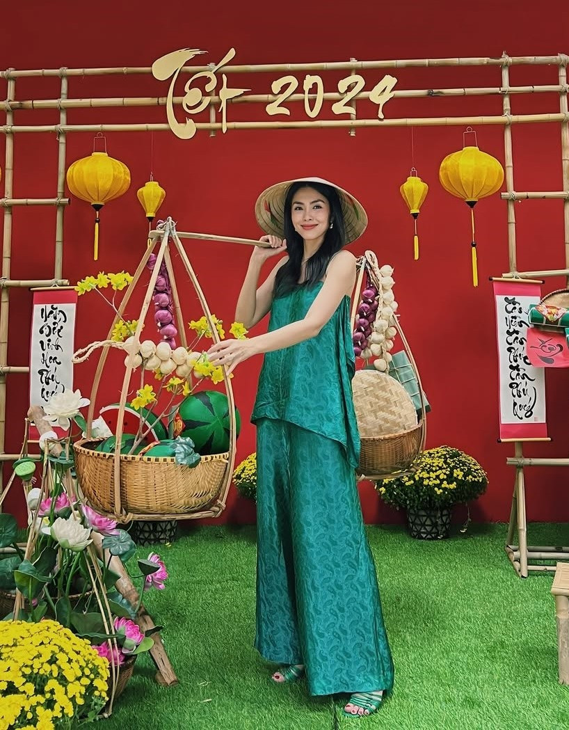 Về màu sắc trang phục, Hà Tăng hay chọn những gam màu rực rỡ như đỏ, hồng, vàng, xanh.