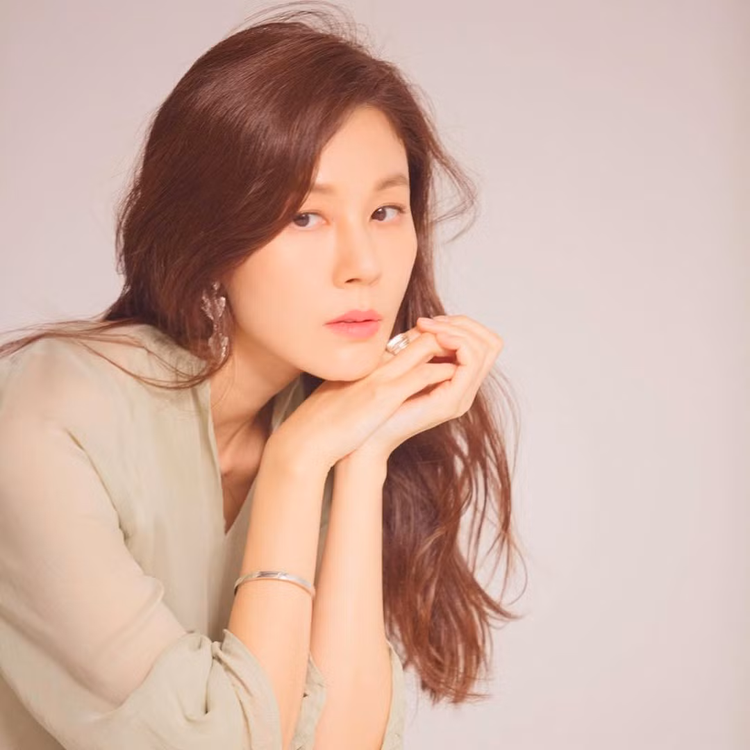 Kim Ha Neul sinh con đầu lòng năm 2018 sau 2 năm kết hôn. Nhiều khán giả khen ngợi nữ diễn viên vẫn giữ được làn da mịn màng, gần như không có dấu hiệu lão hóa rõ rệt sau sinh nở. Ảnh: Instagram Kim Ha Neul.