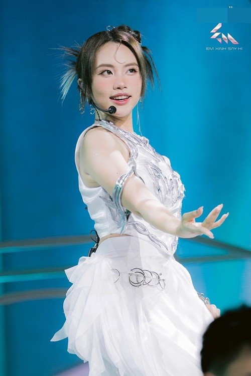 Nhiều khán giả nhận xét Phương Mỹ Chi như cá về với nước ở tiết mục này. Cầm kỳ thi họa đã được khán giả tại trường quay bình chọn cao nhất ở livestage 1 Em xinh say hi. Ảnh: FB Phương Mỹ Chi.