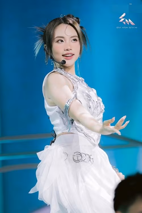 Nhiều khán giả nhận xét Phương Mỹ Chi như cá về với nước ở tiết mục này. Cầm kỳ thi họa đã được khán giả tại trường quay bình chọn cao nhất ở livestage 1 Em xinh say hi. Ảnh: FB Phương Mỹ Chi.