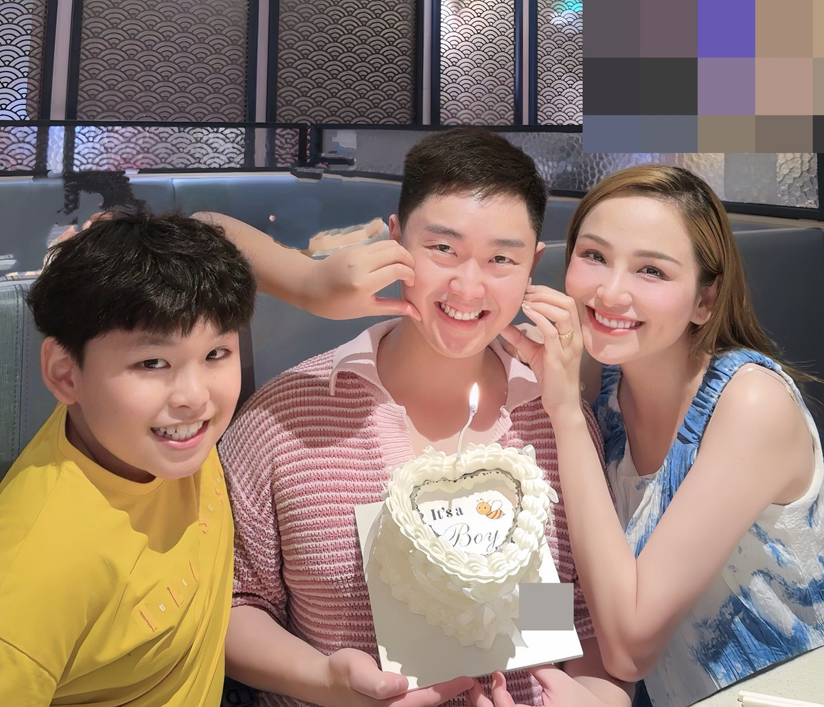 Tháng 9 vừa qua, nàng hậu tiết lộ em bé là con trai. "Sự thật đã an bày. Hương vẫn là cô gái duy nhất trong nhà. Gia đình Hương sẽ chính thức có thêm 1 cầu thủ xuất sắc trong tương lai như ba, 1 chàng trai giỏi giang và lém lỉnh như anh hai", Diễm Hương chia sẻ.