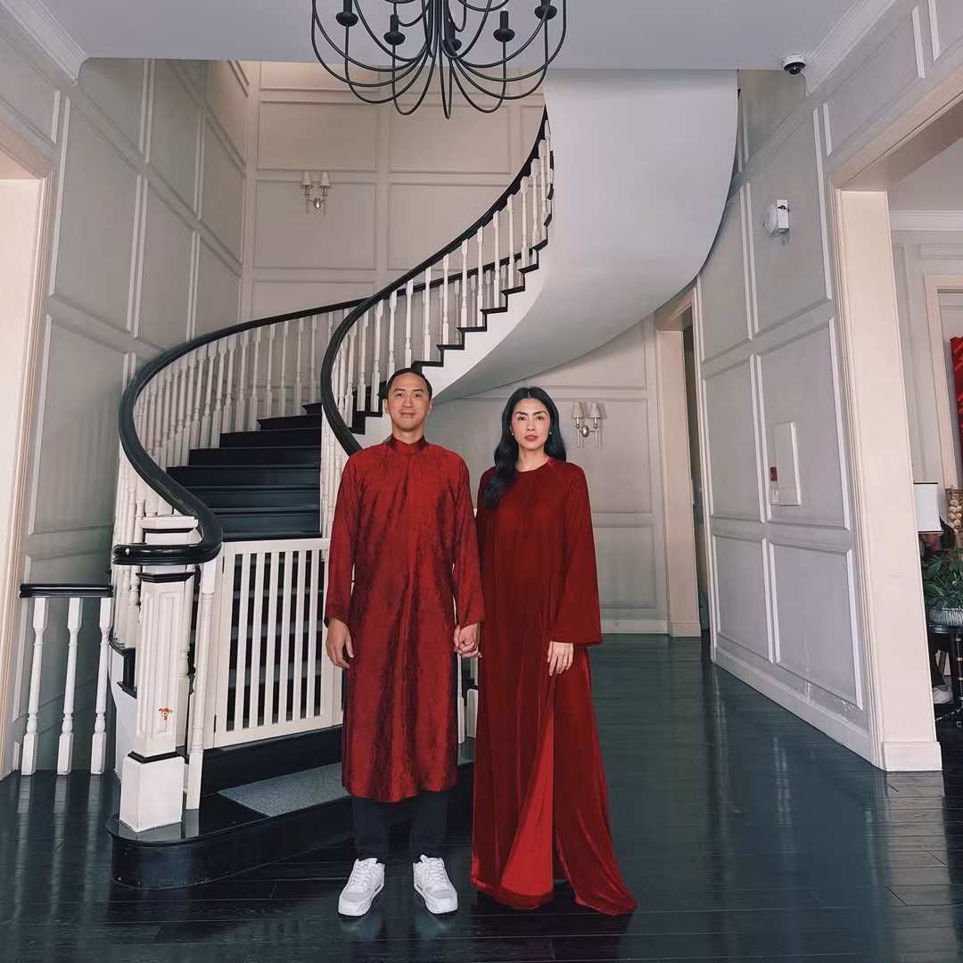 Nhiều khán giả đánh giá cao phong cách thời trang khi diện áo dài dịp Tết của Tăng Thanh Hà bởi cô khéo léo lựa chọn trang phục, phụ kiện, kiểu tóc, style trang điểm.