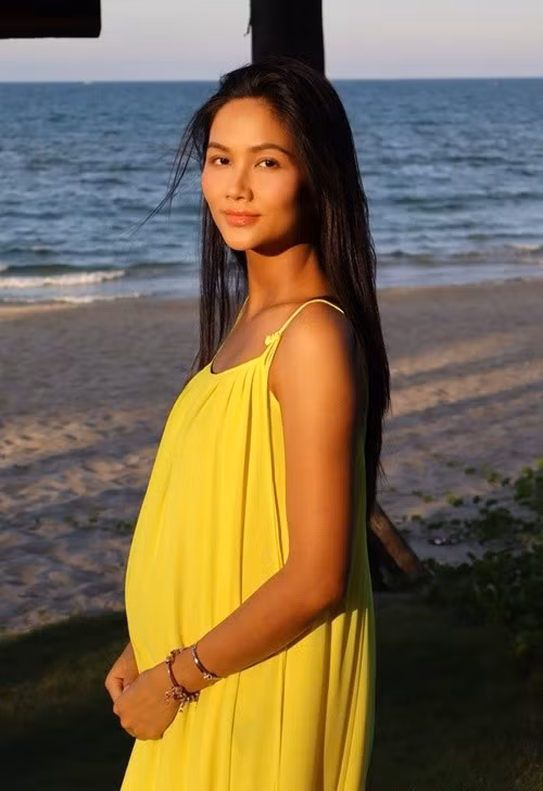 H'hen Niê được xem là bà bầu năng động nhất Vbiz hiện tại. Ảnh: FB H'hen Niê.