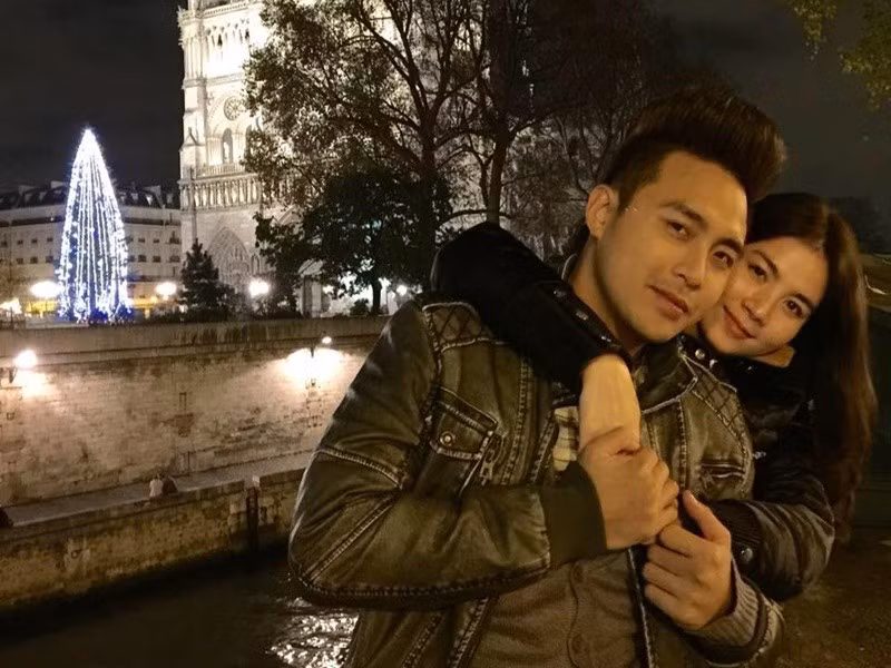 Kha Ly và Thanh Duy nảy sinh tình cảm khi hát Túp lều lý tưởng trong chương trình Bước chân hai thế hệ. “Chúng tôi được giao tiết mục Túp lều lý tưởng nên hai đứa phải tập vũ đạo. Nhưng lên sân khấu, cả hai đều bối rối và quên nhảy, chỉ nhớ mỗi khúc ôm nhau”, Kha Ly chia sẻ. Ảnh: FB Kha Ly.