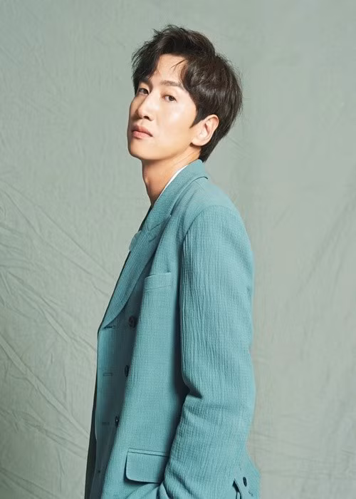 Lee Kwang Soo từng đóng phim Gia đình là số một phần 2, Chỉ có thể là yêu, Thám tử gà mơ: Bộ ba khó đỡ. Ảnh: VOV.