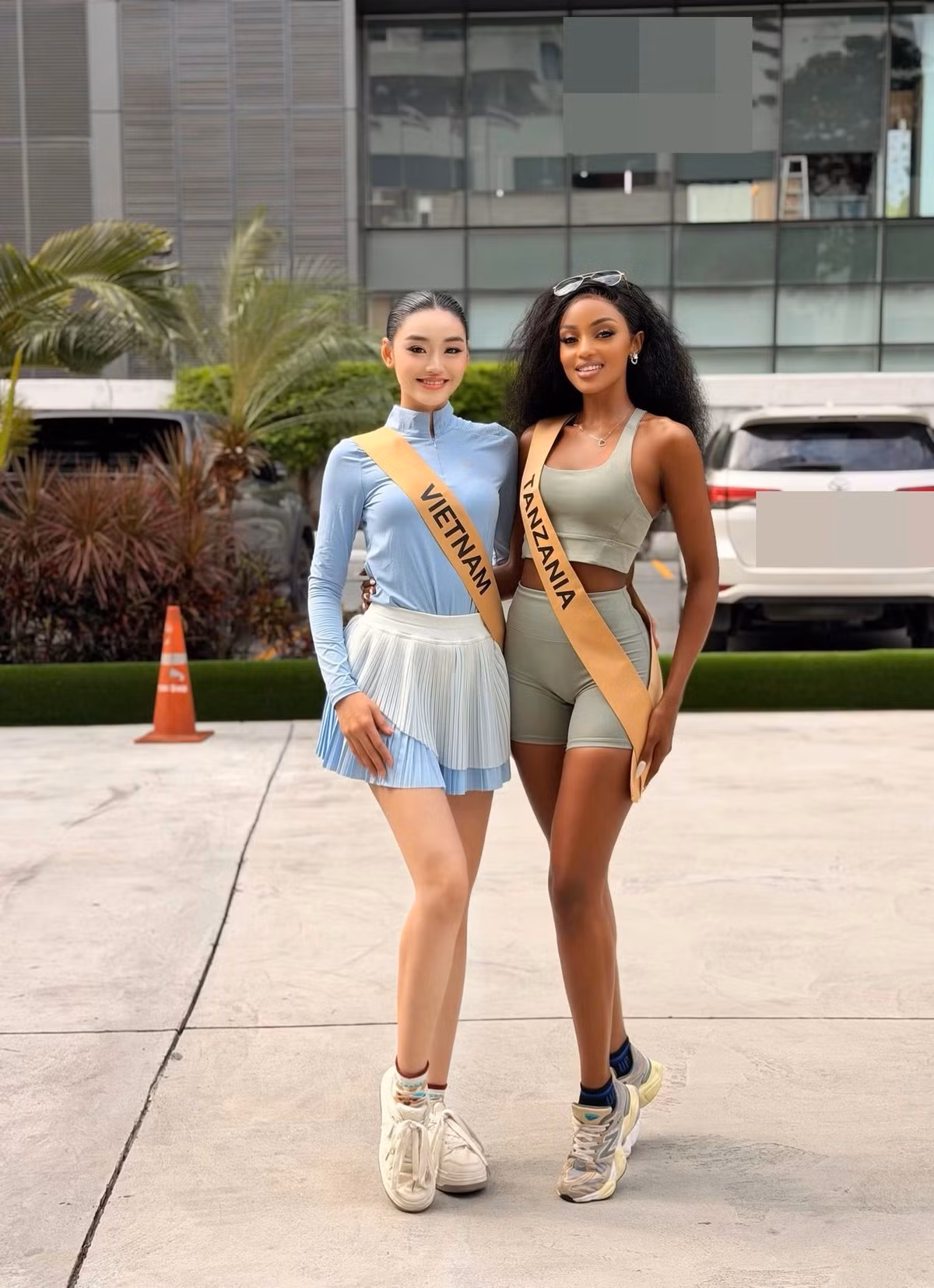 Yến Nhi chỉ có 2 tuần chuẩn bị cho cuộc thi quốc tế sau khi đăng quang Miss Grand Vietnam 2025. Mới đây trong một hoạt động của Miss Grand International 2025, cô thừa nhận rằng khả năng tiếng Anh không tốt lắm. Ảnh: FB Yến Nhi.