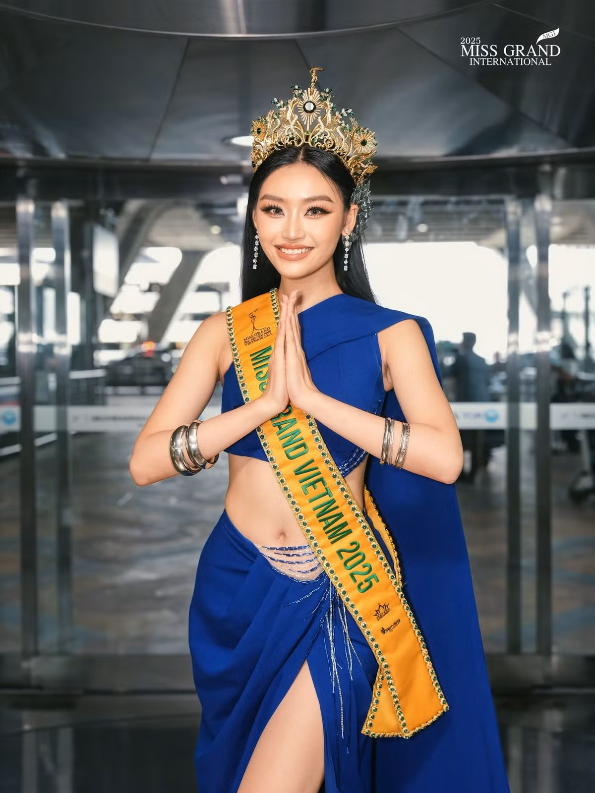 Mang theo 30 bộ trang phục, đại diện Việt Nam có phong cách thời trang đa dạng. Yến Nhi hiện tại tự trang điểm, làm tóc. Ảnh: Miss Grand International.