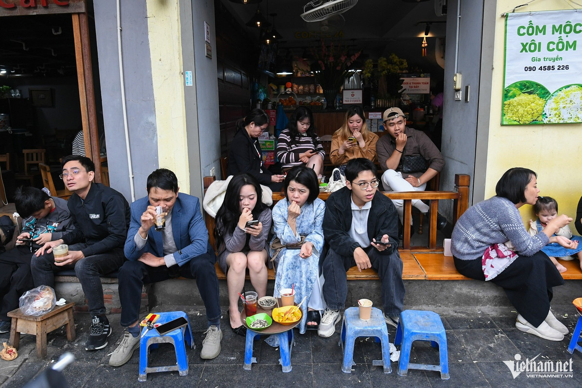 Khu vực Nhà thờ Lớn trở nên nhộn nhịp với đông đảo bạn trẻ trong những ngày này. Các hàng quán mở cửa xuyên lễ; nhiều gia đình quây quần thưởng thức hướng dương, trà chanh…