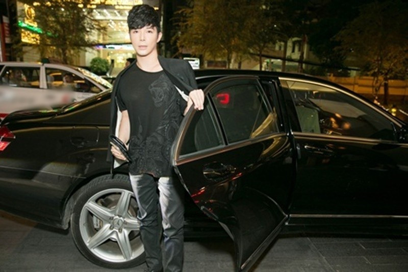 Nathan Lee bộ trang phục, phụ kiện hàng hiệu, trị giá tỷ đồng. Ảnh: Vietnamnet.