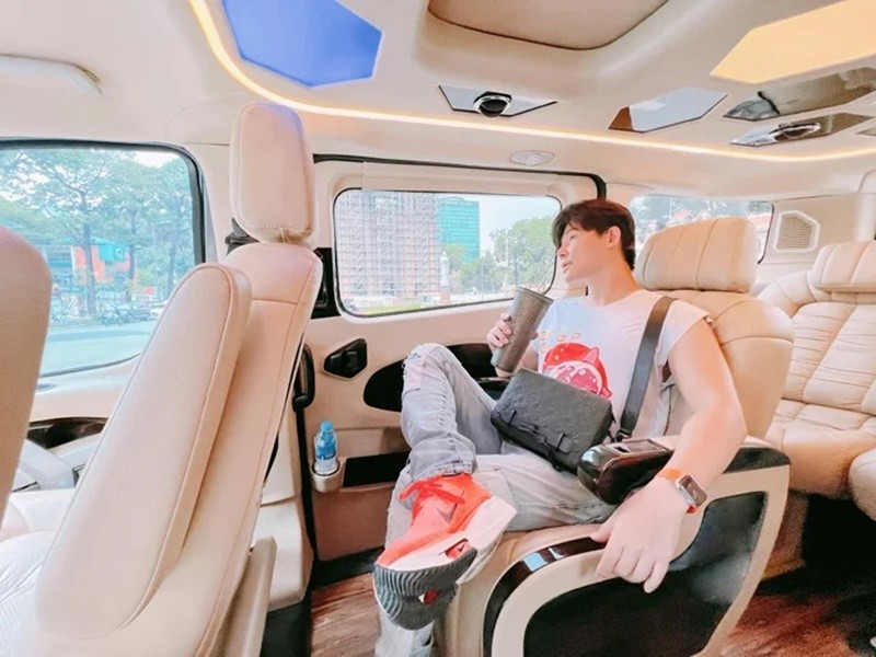 Nam ca sĩ không ngại vung tay sắm xe hơi. Ảnh: Saostar.