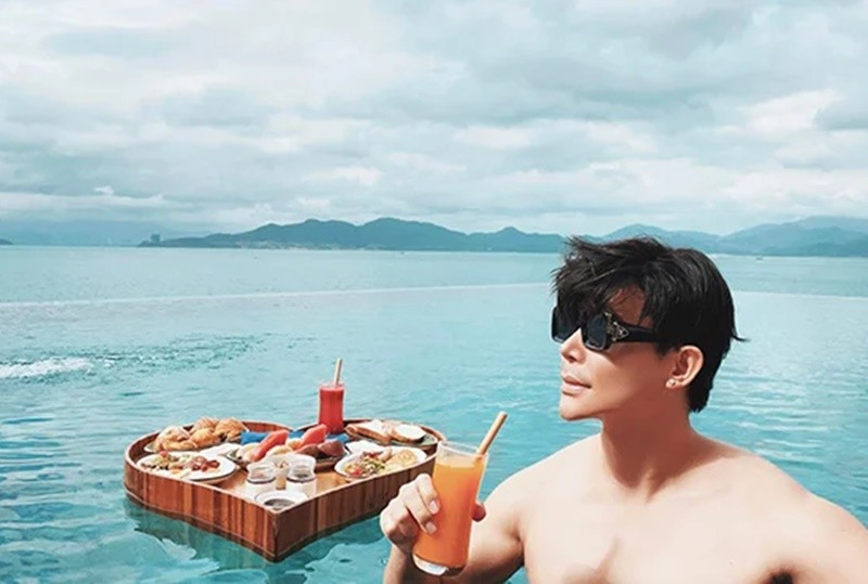 Theo Dân Việt, năm 2022, Nathan Lee thuê căn villa hoành tráng nhất trong resort đắt đỏ nhất nhì ở Việt Nam để tận hưởng kỳ nghỉ. Hiện tại, nam ca sĩ không còn khoe cuộc sống xa hoa. Ảnh: Dân Việt.