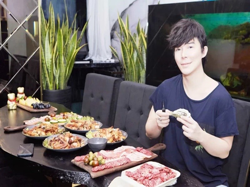 Nhiều năm qua, Nathan Lee có cuộc sống xa hoa. Anh ở trong các biệt thự, căn hộ cao cấp. Trong ảnh, Nathan Lee tổ chức tiệc Giáng sinh năm 2020 trong căn hộ 70 tỷ đồng. Ảnh: Saostar.