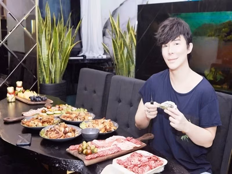 Nhiều năm qua, Nathan Lee có cuộc sống xa hoa. Anh ở trong các biệt thự, căn hộ cao cấp. Trong ảnh, Nathan Lee tổ chức tiệc Giáng sinh năm 2020 trong căn hộ 70 tỷ đồng. Ảnh: Saostar.