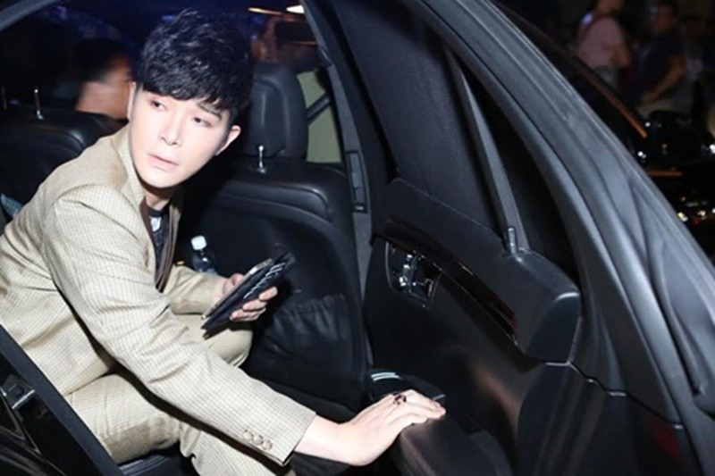 Nam ca sĩ mặc đồ hiệu đắt tiền khi tham gia sự kiện. Ảnh: Vietnamnet.