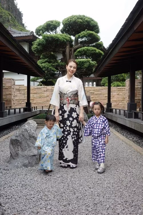 Bé Sutin quấn quýt chị gái không rời. Ảnh: FB Đàm Thu Trang.