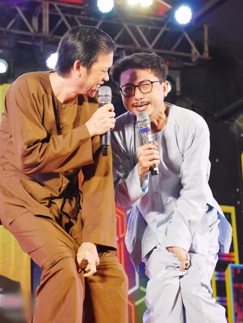 Hứa Minh Đạt lại được Hoài Linh nâng đỡ. Chia sẻ trên Dân Việt, Hứa Minh Đạt cho biết, Hoài Linh đã âm thầm giúp anh rất nhiều. Ảnh: FB Hứa Minh Đạt.