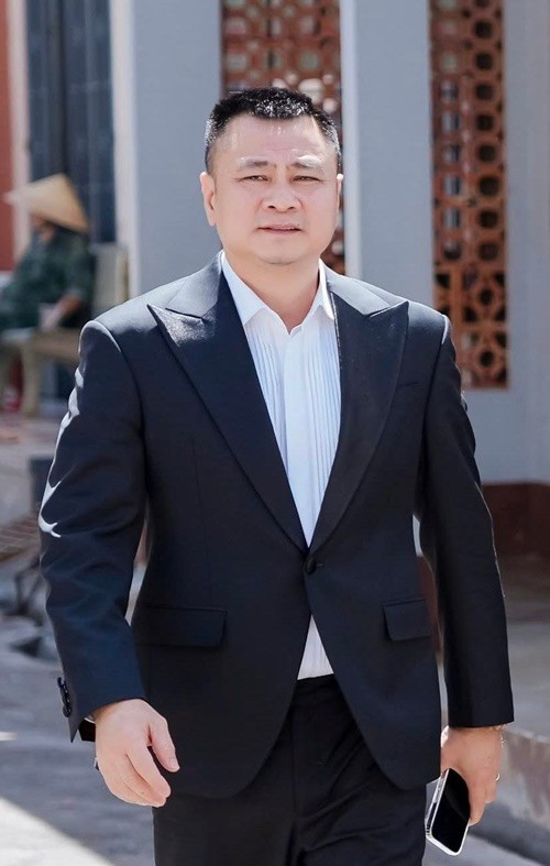 Nam nghệ sĩ được bổ nhiệm làm Giám đốc Nhà hát Chèo Quân đội năm 2024, được phong danh hiệu NSƯT năm 2012, NSND năm 2016. Ảnh: FB Tự Long.