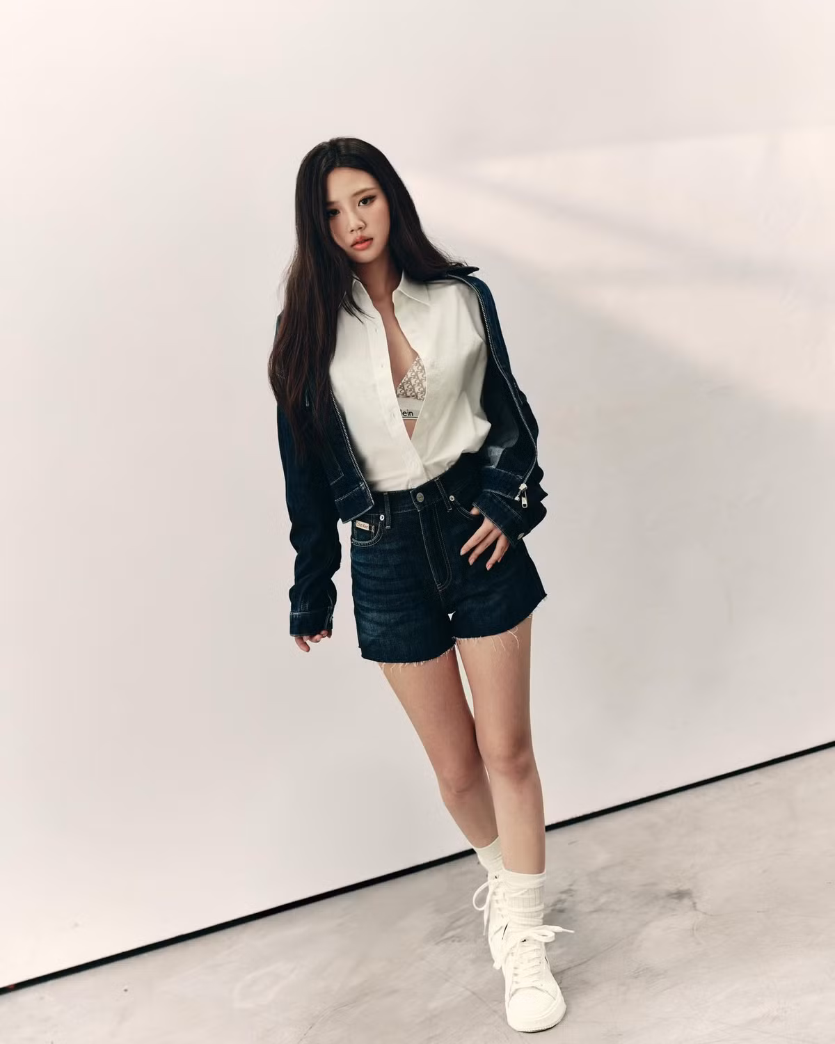 Vài năm trở lại đây, nữ ca sĩ dần chuyển mình sang hình ảnh trưởng thành, quyến rũ. Ảnh: FB AMEE.