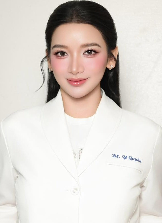 Chị gái của Đinh Ta Bi là Đinh Y Quyên, tốt nghiệp ngành Y đa khoa tại Đại học Tây Nguyên. Theo Znews, cô hiện công tác trong lĩnh vực da liễu. Ảnh: FB Đinh Y Quyên.