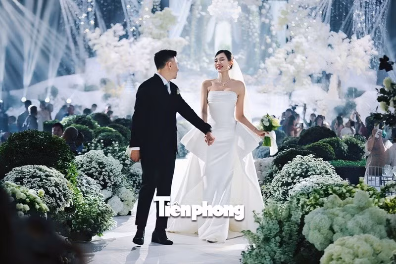 Viết Vương và Đỗ Thị Hà có đám cưới đẹp như trong cổ tích vào ngày 22/10. Ảnh: Tiền Phong.