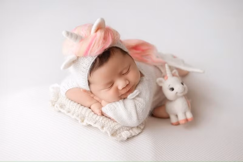 Gương mặt tròn trịa, đôi môi chúm chím và làn da hồng hào giúp nhóc tỳ ghi điểm với vẻ ngoài như thiên thần.