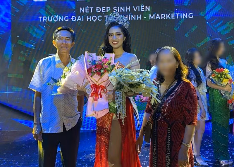 Khi Trúc Linh thi Hoa khôi Đại học Tài chính - Marketing 2023, bố của cô từ Phú Yên vào TP HCM để cổ vũ. Ảnh: FB Trúc Linh.